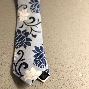 Express floral tie